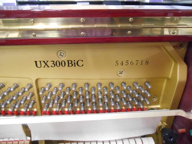 YAMAHA UX300 MAHOGANY PIANO